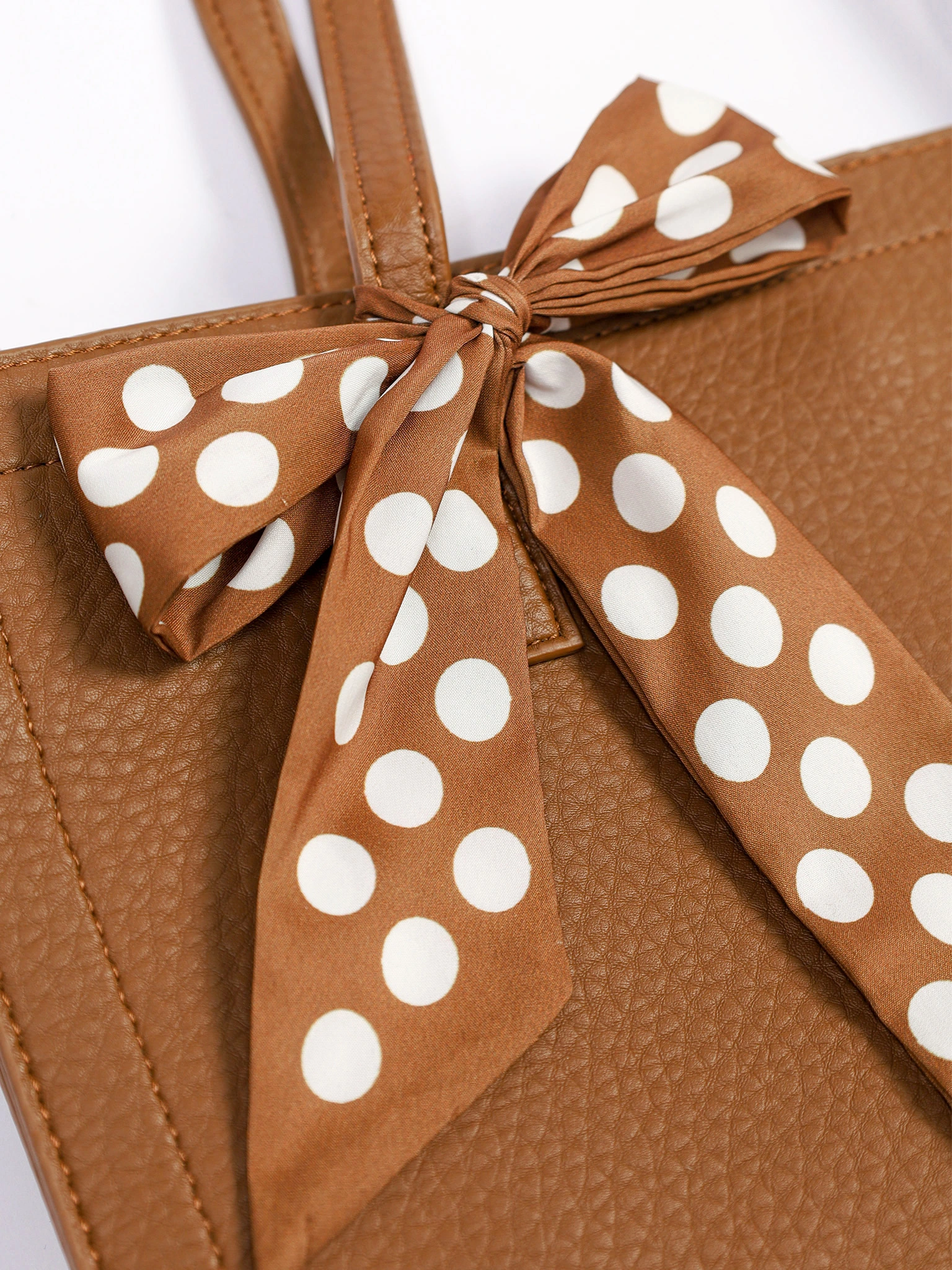 Сумка-тоут с плоскими ручками с декоративным платком в ассортименте